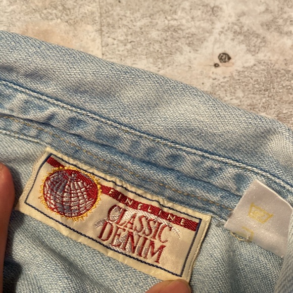 Fine line classic button down - Picture 3 of 3